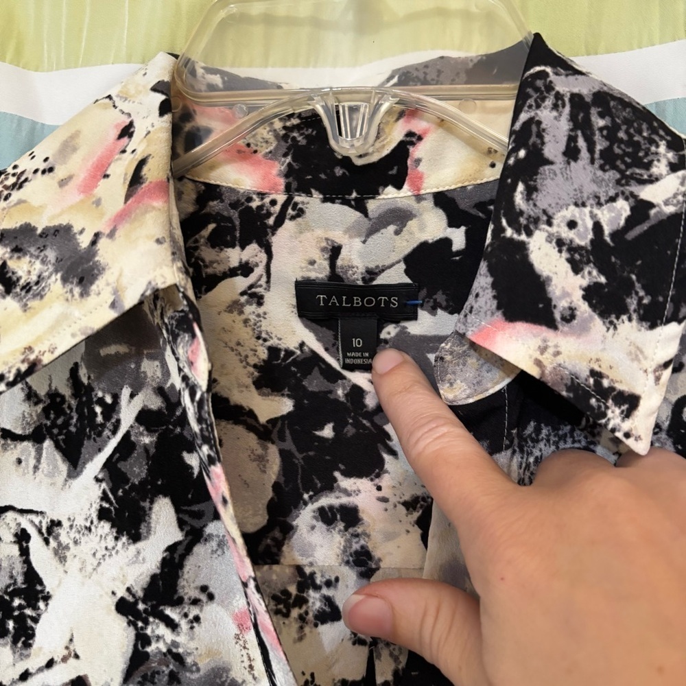 Talbots Women's Abstract Floral Button-Down Shirt - Black, Pink, White Sz 10 - Picture 7 of 9